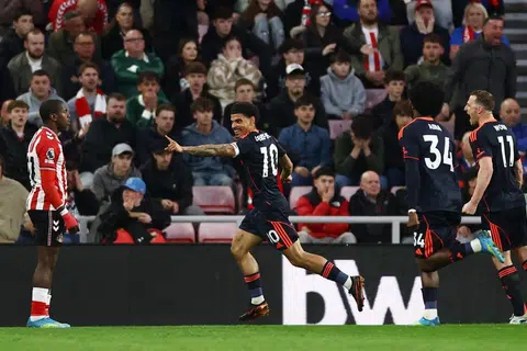 Pemain Nottingham Forest, Morgan Gibbs-White (tengah) meraikan jaringan ketika aksi Liga Perdana England  menentang Sunderland di Stadium.