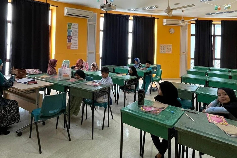 KELAS KEROHANIAN: Pelajar cilik ketika mengikuti pengajian mereka kendalian Masjid Alkaff Kampung Melayu.
