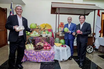 KUKUH PEMASARAN AGROMAKANAN: (Dari kiri) Pengerusi Lembaga Pemasaran Pertanian Persekutuan(Fama), Encik Aminuddin Zulkipli, Suruhanjaya Tinggi Malaysia ke Singapura, Dato Dr Azfar Mohamad Mustafar, dan Pengurus Besar MegaXpress International, Encik Hamzah Abdullah semasa sidang media Expo Malaysia Fest. 