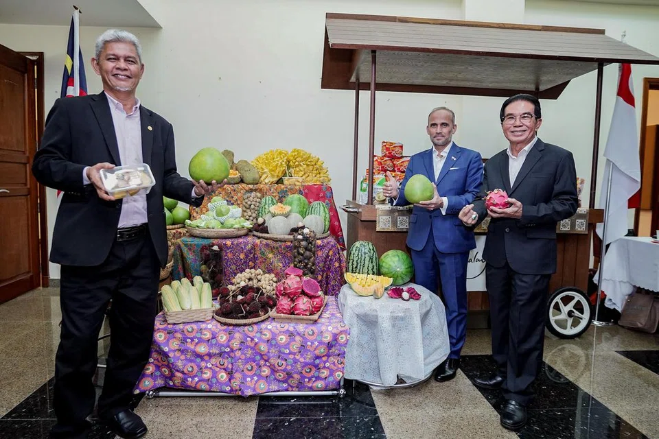 KUKUH PEMASARAN AGROMAKANAN: (Dari kiri) Pengerusi Lembaga Pemasaran Pertanian Persekutuan(Fama), Encik Aminuddin Zulkipli, Suruhanjaya Tinggi Malaysia ke Singapura, Dato Dr Azfar Mohamad Mustafar, dan Pengurus Besar MegaXpress International, Encik Hamzah Abdullah semasa sidang media Expo Malaysia Fest. 