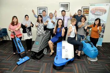 MEMPERKASA PEKERJA: Encik Aziz (bertali leher) yakin daya penghasilan meningkat dengan banyak setelah memberi pekerjanya peluang meningkatkan diri dan sentiasa melabur dalam teknologi. - Foto M.O. SALLEH