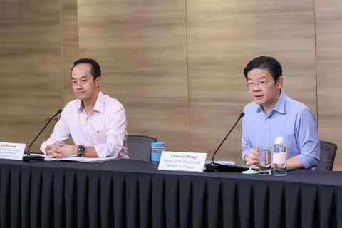 Perdana Menteri, Encik Lawrence Wong (kanan) telah menerima permintaan Menteri Negara Kanan (Kesihatan merangkap Tenaga Manusia), Dr Koh Poh Koon (kiri) untuk meletak jawatan daripada jawatan awam.