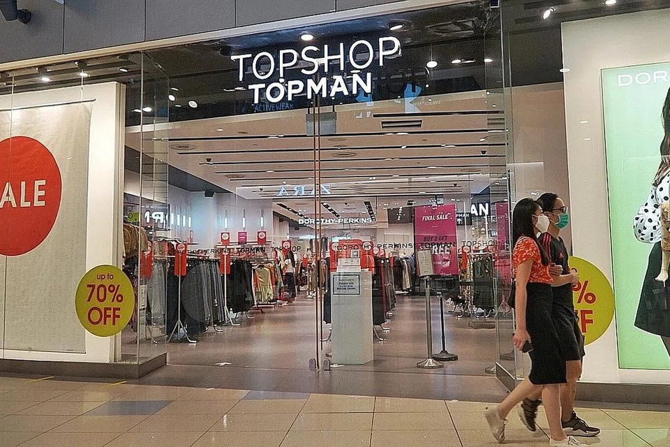 DITUTUP: Kedai pakaian jenama Topshop juga merupakan antara kedai yang ditutup di Singapura tahun ini. - Foto fail 