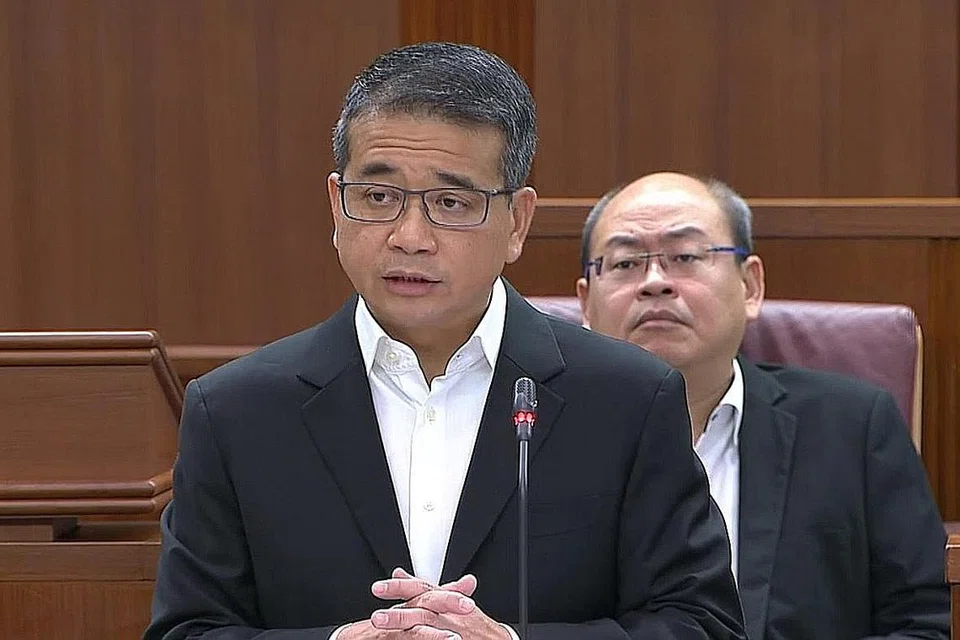 Menteri Negara Kanan (Undang-Undang) Encik Edwin Tong (atas).