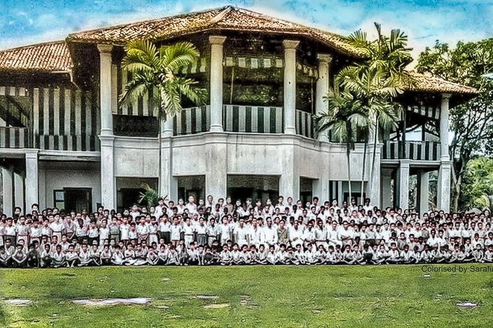 ISTANA ENGKU KHALID: Terletak di kaki Mount Faber, banglo bersaiz besar ini dan gah ini dibina Temenggong Daeng Ibrahim untuk puteranya, Engku Khalid. Ia kemudian digunakan untuk menempatkan Sekolah Rendah Radin Mas dari 1926 hingga ia dirobohkan pada tahun 1980-an. Tapak itu kemudian dibangunkan menjadi kondominium The Pearl@Mount Faber. - Foto-foto WIKIPEDIA, ISMAIL ALI DAN SARAFIAN SALLEH 