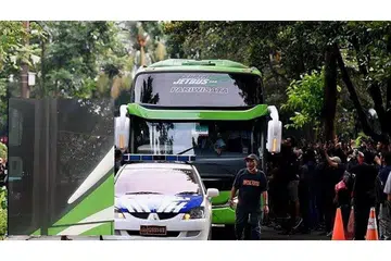 DIBALING OBJEK: Bas pasukan Thailand dikelilingi peminat Indonesia di luar stadium Gelora Bung Karno (GBK) di Jakarta sebelum perlawanan antara kedua-dua pasukan kelmarin. - Foto TWITTER @TI_CENTRAL-BOLASPORT.COM/MUHAMMAD ALIF AZIZ MARDIANSYAH