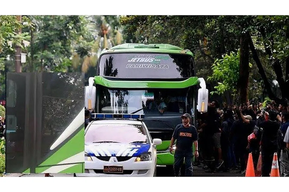 DIBALING OBJEK: Bas pasukan Thailand dikelilingi peminat Indonesia di luar stadium Gelora Bung Karno (GBK) di Jakarta sebelum perlawanan antara kedua-dua pasukan kelmarin. - Foto TWITTER @TI_CENTRAL-BOLASPORT.COM/MUHAMMAD ALIF AZIZ MARDIANSYAH