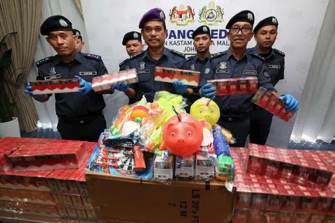Timbalan Ketua Pengarah Kastam (Penguatkuasaan & Pematuhan) Datuk Sazali Mohamed (tengah), menunjukkan rokok putih dan mainan plastik yang dirampas dalam sebuah kontena ketika pemeriksaan di Pelabuhan Tanjung Pelepas.