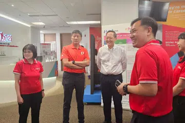 (Dari kiri) CEO Institut Pekerjaan dan Daya Kerja (e2i), Cik Caryn Lim; Setiausaha Agung NTUC, Encik Ng Chee Meng; Menteri Tenaga Manusia, Dr Tan See Leng; pakar utama (khidmat kerjaya) di e2i, Cik Jurcannie Yeong; dan Timbalan CEO e2i, Encik Brian Tan, berinteraksi ketika lawatan Dr Tan dan Encik Ng ke Pusat Kerjaya e2i di Institut Pekerjaan dan Daya Kerja Devan Nair di Jurong East.