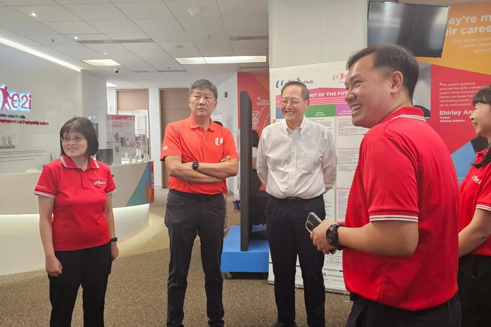 (Dari kiri) CEO Institut Pekerjaan dan Daya Kerja (e2i), Cik Caryn Lim; Setiausaha Agung NTUC, Encik Ng Chee Meng; Menteri Tenaga Manusia, Dr Tan See Leng; pakar utama (khidmat kerjaya) di e2i, Cik Jurcannie Yeong; dan Timbalan CEO e2i, Encik Brian Tan, berinteraksi ketika lawatan Dr Tan dan Encik Ng ke Pusat Kerjaya e2i di Institut Pekerjaan dan Daya Kerja Devan Nair di Jurong East.