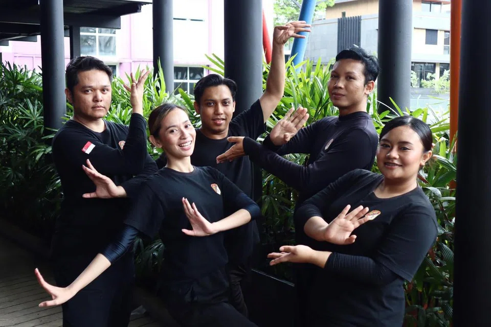 Pementasan ‘Teras. Paksi. Titik.’ menampilkan generasi pereka tari mapan dan muda di Sriwana, antaranya (dari kiri) Zannury Zakarea, Md Jabir Amin, Juhari Jushairil Zaid, Nur Huwaina Ibrahim dan Nadia Nur Diyana Md Kamal Affendey.
