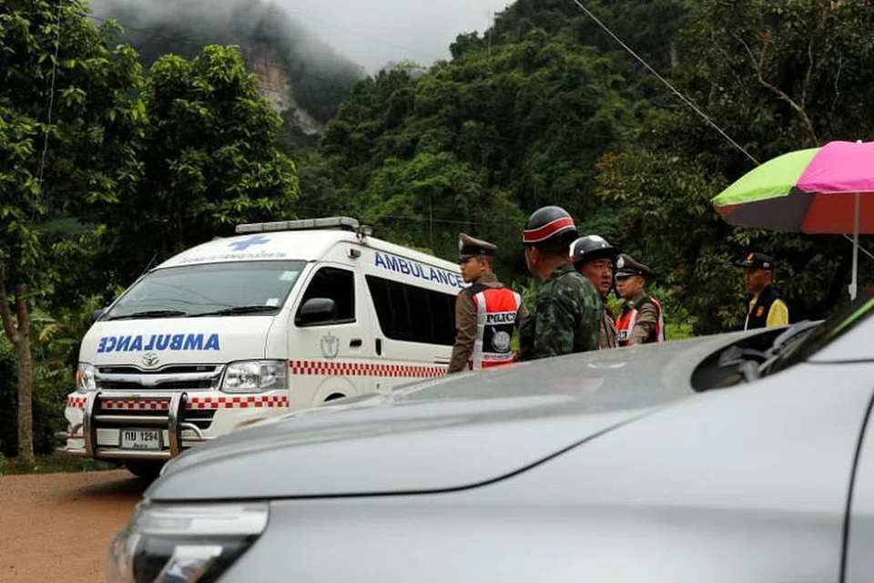 BERSIAP SEDIA: Pasukan kecemasan telah bersedia untuk membawa kanak-kanak lelaki yang diselamatkan ke hospital di bandar Chiang Rai. 