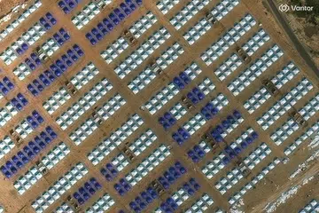 Imej satelit edaran yang disediakan oleh Vantor menunjukkan pandangan lebih dekat terhadap dua kem al-Zahraa yang baru dibina, menempatkan penduduk yang dipindahkan akibat konflik dan dilaporkan dibangunkan di bawah penyeliaan serta pelaksanaan jawatankuasa Mesir, di selatan Bandar Gaza, pada 21 Januari 2026. 