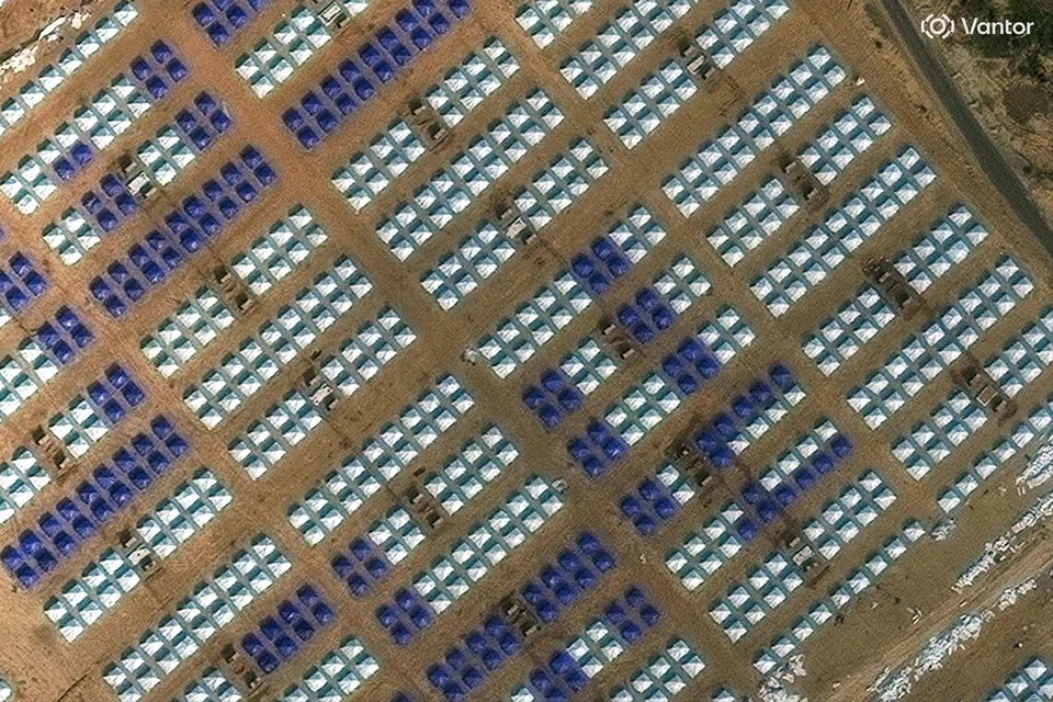 Imej satelit edaran yang disediakan oleh Vantor menunjukkan pandangan lebih dekat terhadap dua kem al-Zahraa yang baru dibina, menempatkan penduduk yang dipindahkan akibat konflik dan dilaporkan dibangunkan di bawah penyeliaan serta pelaksanaan jawatankuasa Mesir, di selatan Bandar Gaza, pada 21 Januari 2026. 