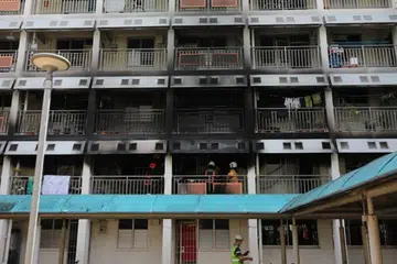 Sekitar 100 orang dari blok terjejas telah dipindahkan oleh SCDF dan polis. 