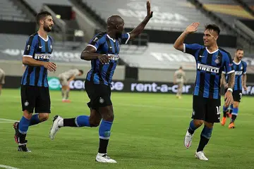 AKSI HEBAT: Penyerang Romelu Lukaku (kiri) dan Lautaro Martinez masing-masing menjaringkan dua gol ketika membantu Inter Milan mara ke final Liga Europa - final pertandingan Eropah pertama kelab itu dalam 10 tahun. - Foto EPA-EE