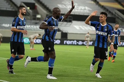 AKSI HEBAT: Penyerang Romelu Lukaku (kiri) dan Lautaro Martinez masing-masing menjaringkan dua gol ketika membantu Inter Milan mara ke final Liga Europa - final pertandingan Eropah pertama kelab itu dalam 10 tahun. - Foto EPA-EE