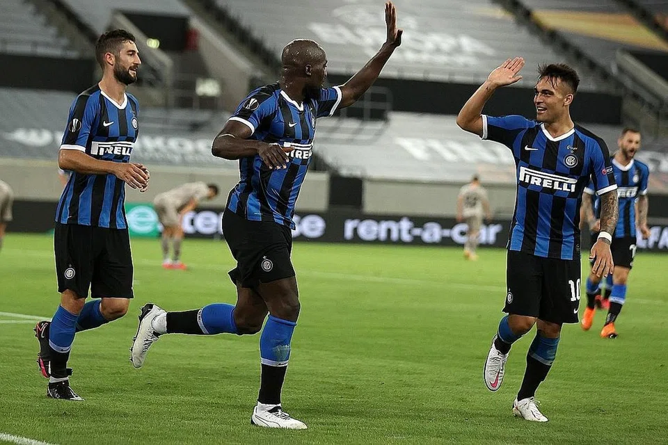 AKSI HEBAT: Penyerang Romelu Lukaku (kiri) dan Lautaro Martinez masing-masing menjaringkan dua gol ketika membantu Inter Milan mara ke final Liga Europa - final pertandingan Eropah pertama kelab itu dalam 10 tahun. - Foto EPA-EE