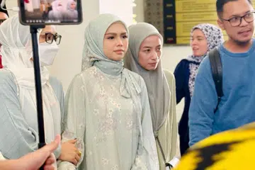 Bella Astillah (dua dari kiri) bersyukur diberi hak penjagaan penuh, kedua-dua anaknya, Mohamad Ayden Adrean, tujuh tahun, dan Ara Adreanna, empat tahun, susuli pengesahan perceraian talak satu pada 13 Jun.