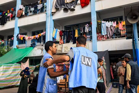 TEMPAT PERLINDUNGAN: Pekerja Agensi Bantuan dan Kerja Menyelamat Pertubuhan Bangsa-Bangsa Bersatu berada di sebuah sekolah yang telah bertukar menjadi tempat pelindungan bagi penduduk Gaza. 