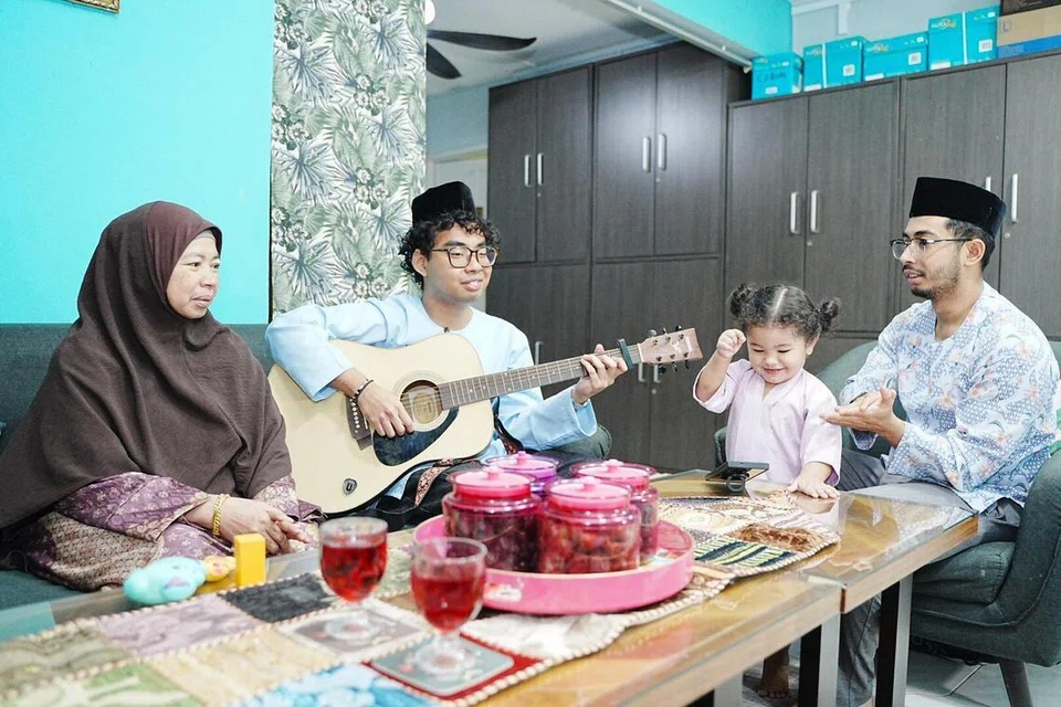 Encik Abdillah (dua dari kiri) dan Encik Aminuddin (kanan) bersantai bersama keluarga yang termasuk ibu mereka, Cik Esminah Marsio dan puteri Encik Aminuddin, Inaayah Aminuddin Hilmi.