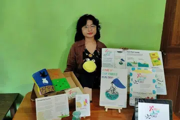 GUNA CERITA RAKYAT: Cik Amirah Aman bersama hantaran projeknya, ‘Fables for the Thirsty World’, yang berjaya memenangi tempat pertama dalam pertandingan PUB Splash Lab.