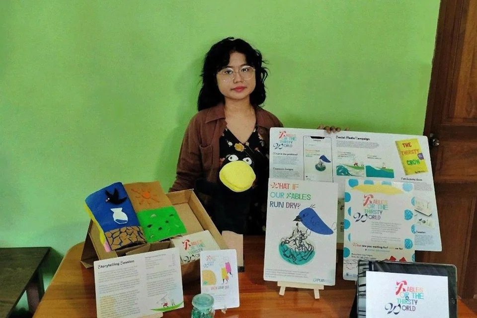 GUNA CERITA RAKYAT: Cik Amirah Aman bersama hantaran projeknya, ‘Fables for the Thirsty World’, yang berjaya memenangi tempat pertama dalam pertandingan PUB Splash Lab.
