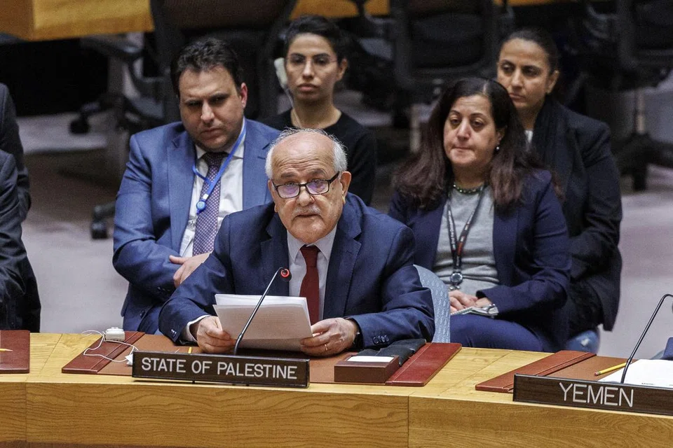 Pemerhati Tetap Palestin ke Pertubuhan Bangsa-Bangsa Bersatu (PBB), Encik Riyad Mansour (depan) ketika salah satu sesi persidangan mahu memohon keanggotaan penuh Palestin dalam PBB