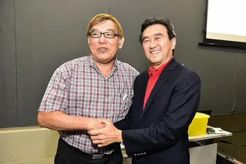 BERI LALUAN: Ho Mun Cheong (kiri) bakal beri laluan kepada Tang Weng Fei selaku Presiden Atletik Singapura. - Foto BH oleh DESMOND WEE