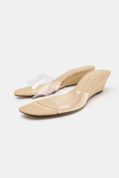 Sandal ‘wedge’ vinil keluaran Zara berada di kedudukan kedua dalam senarai kasut paling sohor kini jenama tersebut.