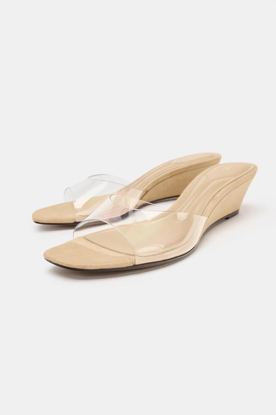 Sandal ‘wedge’ vinil keluaran Zara berada di kedudukan kedua dalam senarai kasut paling sohor kini jenama tersebut.
