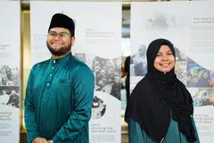 Dua duta program Santunan Emas, yang juga merupakan kakitangan Masjid Al-Muttaqin, Ketua Jabatan Pembangunan Masyarakat, Ustaz Muhammad Khidir Haji Mohamed Ibrahim (kiri) dan Ketua Pendidikan, Cik Adriana Noor Rahman.