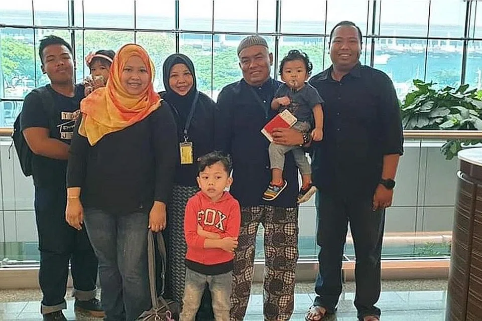 SENTIASA DIINGATI: Menurut Cik Siti Noraisah Ali (tudung oren), Allahyarhamha Salha Mesbee (tiga dari kiri) semasa hayatnya seorang yang pemurah, peramah dan penuh dengan kehidupan. Setakat ini, beliau berkongsi bahawa keluarganya tabah dan tenang menghadapi cabaran dan amat berterima kasih kepada ramai yang telah memberi sokongan dan menyampaikan doa untuk arwah ibunya semasa masa yang mencabar ini. Gambar diambil pada 2019. - Foto ihsan SITI NORAISAH ALI