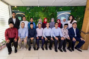 Pemangku Menteri Bertanggungjawab Bagi Ehwal Masyarakat Islam, Profesor Madya Dr Muhammad Faishal Ibrahim (depan, empat dari kanan) bersama Majlis Tertinggi Majlis Ugama Islam Singapura (Muis) yang ke-20 yang merangkumi (dari kiri, depan) Ustaz Muhammad Ishlaahuddin Jumat; Encik Azriman Mansor; Ustaz Fathurrahman Dawoed, Presiden Muis, Encik Mohd Saat Abdul Rahman; Ketua Eksekutif Muis, Encik Kadir Maideen; Ustaz Pasuni Maulan; Encik Imran Rahim; (dari kiri, belakang) Encik Ahmed Basir Amir Sultan; Syed Jaafar Syed Alwi Madihi; Dr Djoni Huang Sian Wei; Ustazah Dr Rohana Ithnin; Cik Zulaifah Abdul Ghani; Ustazah Dr Siti Nur ‘Alaniah Abdul Wahid; Dr Nurhidayati Mohamed Suphan; Cik Zarina Begam Abdul Razak, dan Dr Norham Erlyani Abdul Hamid.
