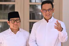 Encik Anies Baswedan (kanan) meminta Mahkamah Perlembagaan melucutkan kelayakan Encik Prabowo Subianto dan mengarahkan diadakan semula pilihan raya.