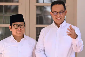 Encik Anies Baswedan (kanan) meminta Mahkamah Perlembagaan melucutkan kelayakan Encik Prabowo Subianto dan mengarahkan diadakan semula pilihan raya.