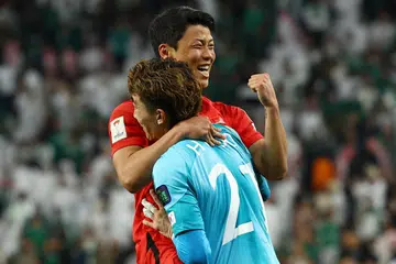 Hwang Hee-Chan (kiri) dari Korea Selatan raikan kemenangan bersama penjaga gol Jo Hyeon-Woo selepas menjaringkan penalti kemenangan semasa penentuan sepakan penalti.