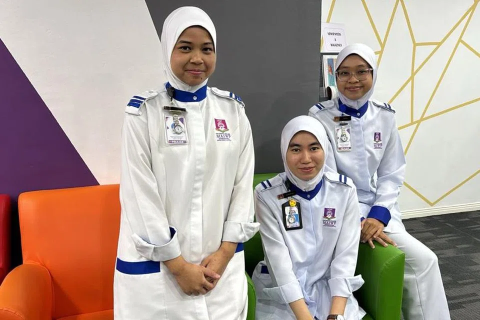 Pelajar jurusan kejururawatan (dari kiri) Cik Izzati Saharil, 20 tahun; Cik Nurhafizah Mohd Zaidi, 24 tahun, dan Cik Ruhila Sari Suratman, 20 tahun, tertarik dengan kenaikan gaji penjawat awam. 