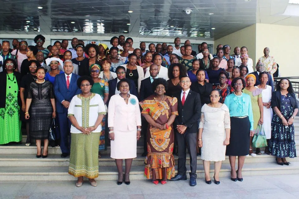TERHARU DIUNDANG KE MOZAMBIQUE: Selepas merawat Wanita Pertama Mozambique, Cik Isaura Nyusi (barisan depan, tiga dari kiri gambar kiri) di Singapura, Encik Muhammad Fadhli (barisan depan, tiga dari kanan) diminta menyampaikan ceramah kesihatan tentang manfaat fisioterapi di Mozambique. Dalam gambar adalah pegawai tinggi, gabenor dan menteri negara itu. - Foto ihsan MUHAMMAD FADHLI MOHAMAD HUSSEIN