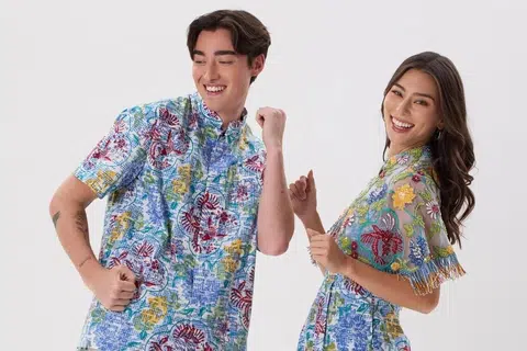 Kemeja lengan pendek dengan kolar Mandarin ($128) bagi kaum Adam dan ‘Cheongsam Jumpsuit’ ($268) bagi kaum Hawa dalam corak batik ‘Rainbow Wings’ oleh YeoMama Batik. 