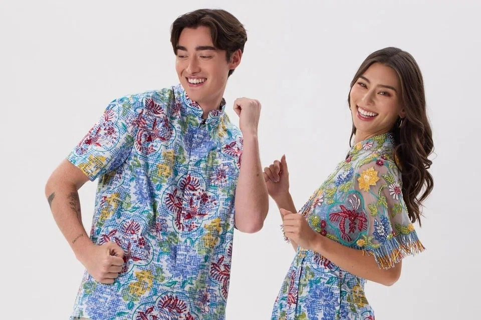 Kemeja lengan pendek dengan kolar Mandarin ($128) bagi kaum Adam dan ‘Cheongsam Jumpsuit’ ($268) bagi kaum Hawa dalam corak batik ‘Rainbow Wings’ oleh YeoMama Batik. 