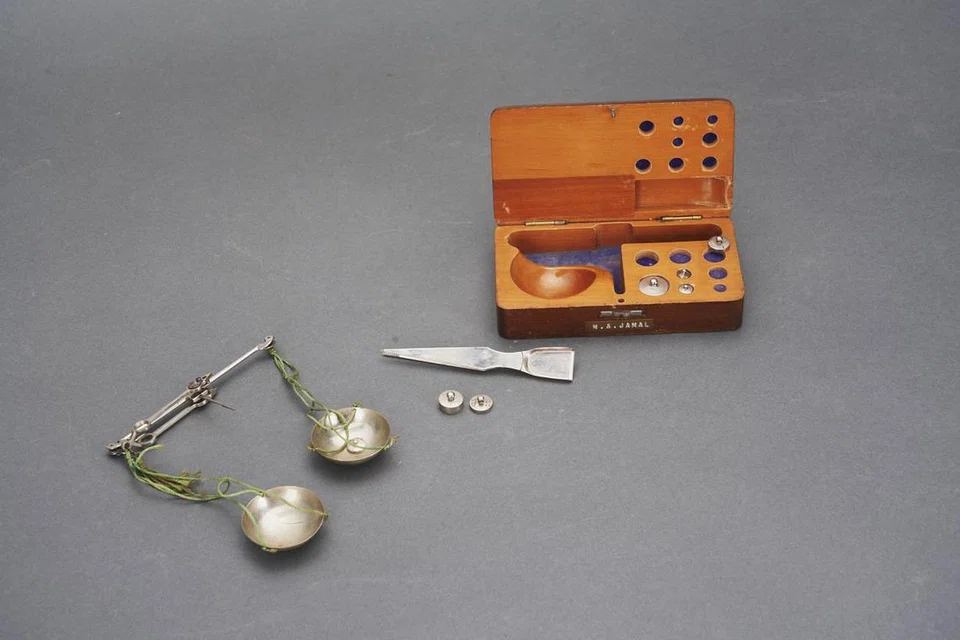 ARTIFAK SEGARKAN INGATAN: Alat penimbang permata dan berlian dan juga kayu pengukur cincin milik Haji Ahmad Jamal Haij Mohd Hassan. - Foto IHSAN FAUZIAH JAMAL. 