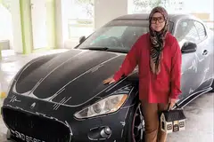 Cik Nabihah Durrani Ab. Malik telah melukis ‘komik’ dengan kereta Maserati sebagai ‘kanvas’.