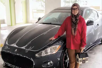 Cik Nabihah Durrani Ab. Malik telah melukis ‘komik’ dengan kereta Maserati sebagai ‘kanvas’.