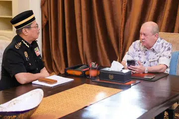Yang di-Pertuan Agong Malaysia, Sultan Ibrahim (kanan), menerima kunjungan Ketua Pesuruhjaya Suruhanjaya Pencegahan Rasuah Malaysia (SPRM) di Istana Negara, Kuala Lumpur, pada 1 April.