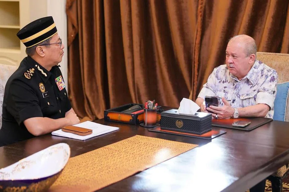 Yang di-Pertuan Agong Malaysia, Sultan Ibrahim (kanan), menerima kunjungan Ketua Pesuruhjaya Suruhanjaya Pencegahan Rasuah Malaysia (SPRM) di Istana Negara, Kuala Lumpur, pada 1 April.