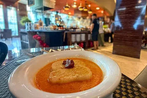 Hidangan Pempek bersama kuah di The Arista Hotel, Palembang.