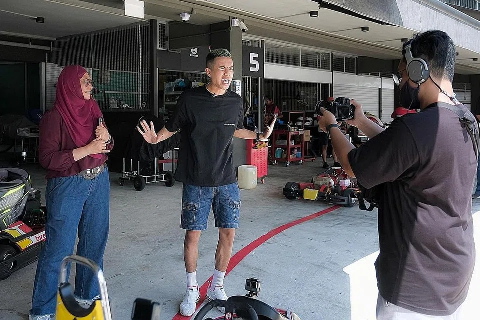 AKSI DI ARENA KARTING: Penolong kepada Editor, Hanim Mohd Salleh (kiri) bertemu dengan rapper terkenal, Fariz Jabba (tengah), yang akan mencuba sukan karting.