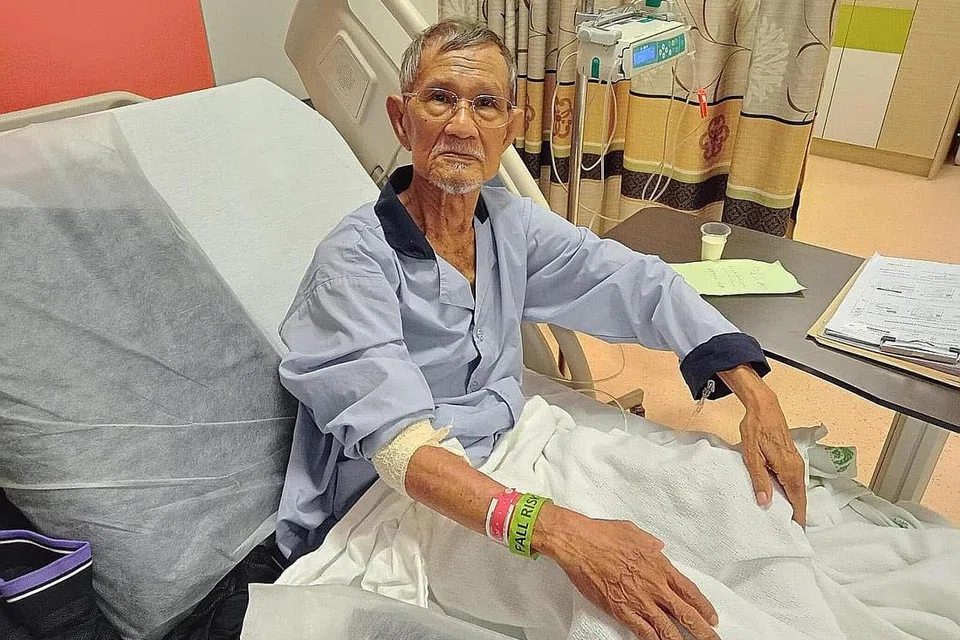 TERUS PANTAU: Mujur hasil ujian kesihatan yang dilalui Encik Sahat baru-baru ini mengesan sedikit masalah pada darahnya, lantas beliau segera dimasukkan ke wad untuk pemantauan lanjut: - Foto ihsan SAHAT HASSAN
