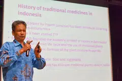 PELIHARA ALAM: Jamu dihasilkan daripada hutan Nusantara yang mesti dipelihara, hujah Profesor Madya Dr ElFahmi, Ketua Sekolah Farmasi dan Pengarah Pusat Biosains dan Bioteknologi, Institut Teknologi Bandung, Indonesia, dalam ceramah sempena Pameran Pusaka Jawa di Taman Warisan Melayu. - Foto TUKIMAN WARJI 